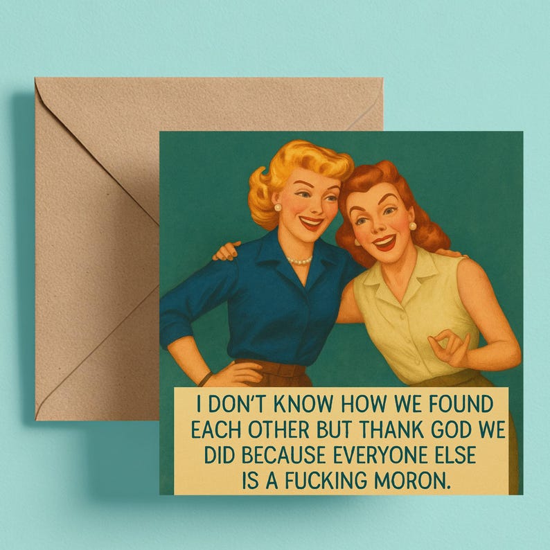 Puede incluir: Tarjeta de felicitaci&oacute;n con una ilustraci&oacute;n retro de dos mujeres sonriendo. La tarjeta tiene un fondo verde azulado y un sobre marr&oacute;n. El texto de la tarjeta dice: "NO S&Eacute; C&Oacute;MO NOS ENCONTRAMOS, PERO GRACIAS A DIOS LO HICIMOS PORQUE TODOS LOS DEM&Aacute;S SON UN MALDITO IMB&Eacute;CIL."
