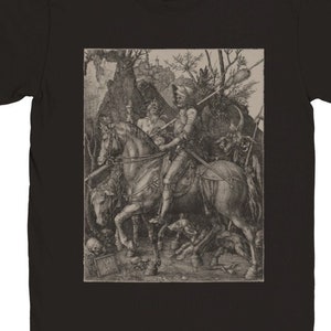 Puede incluir: Grabado en blanco y negro de un caballero a caballo, con otras dos figuras en el fondo. El caballero lleva armadura y sostiene una lanza. El caballo lleva una silla de montar y una brida. El grabado está enmarcado en un marco negro.