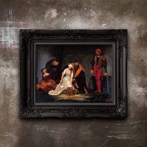 Puede incluir: Una pintura al óleo enmarcada que representa una escena de un evento histórico. La pintura muestra cuatro figuras en una habitación tenuemente iluminada. Una mujer con un vestido blanco está arrodillada en el suelo, mientras que un hombre con una túnica negra se para sobre ella. Otro hombre con ropa roja y negra se para a la derecha, y una mujer con un vestido marrón se sienta en el fondo. La pintura está ambientada en una habitación oscura de estilo gótico con paredes y arcos de piedra.