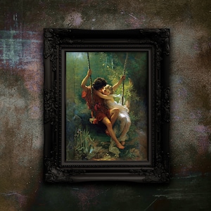 Puede incluir: Pintura enmarcada que representa a una pareja en un columpio en un bosque. La obra presenta a un hombre con túnica roja y una mujer con vestido blanco. El marco negro tiene detalles ornamentales, el fondo es marrón texturizado.