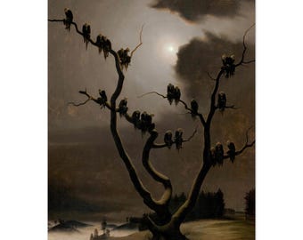Pode incluir: Uma pintura sombria e atmosférica de uma árvore retorcida e sem folhas silhuetada contra uma lua brilhante e resplandecente num céu noturno nublado. Numerosas aves escuras estão pousadas nos ramos da árvore sobre uma paisagem enevoada.