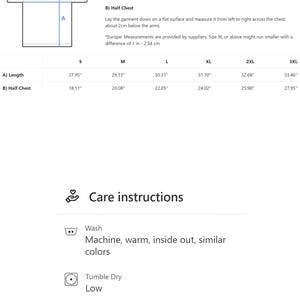 Pu&ograve; includere: Guida alle taglie per una t-shirt con misure in pollici e centimetri. La guida include le misure di lunghezza e mezzo petto per le taglie S, M, L, XL, 2XL e 3XL. Le istruzioni per la cura includono il lavaggio, l'asciugatura, lo sbiancamento, la pulizia a secco e la stiratura.
