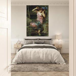 Puede incluir: Una pintura de una mujer con un vestido rosa de pie en un bosque junto a un arroyo. Ella se est&aacute; sujetando el pelo y mirando hacia el agua. La pintura est&aacute; enmarcada y colgada en una pared de un dormitorio.