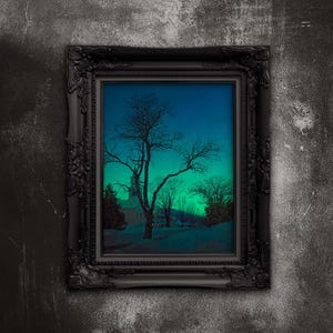 Può includere: Un'immagine incorniciata in nero di un paesaggio innevato con una chiesa in lontananza. Il cielo è di un blu e un verde vibranti, con un grande albero in primo piano.