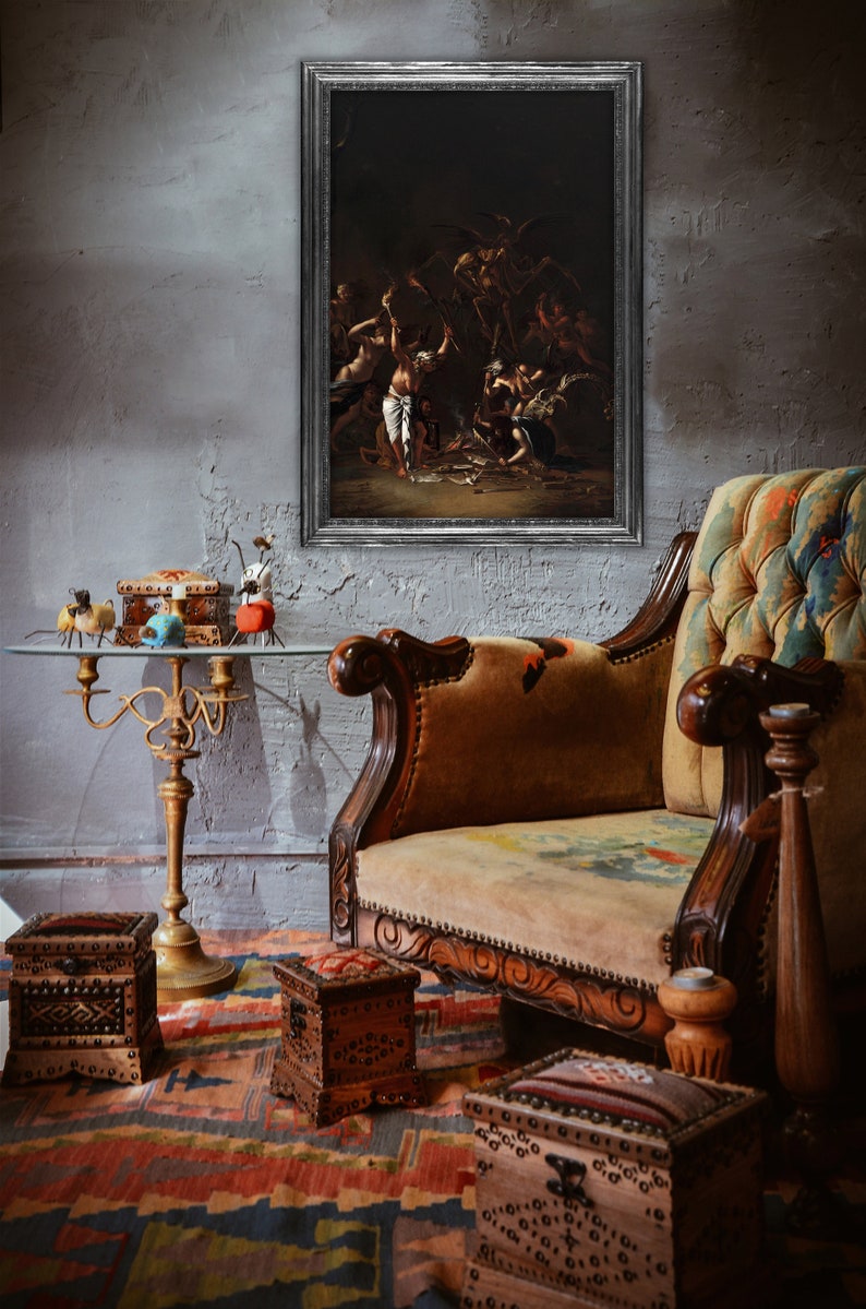 Pode incluir: Uma cena interior em estilo antigo com uma pintura emoldurada com um tema escuro e dram&aacute;tico. Um sof&aacute; vintage com detalhes em madeira ornamentados e uma almofada estampada fica ao lado de uma mesa com tampo de vidro com itens decorativos. Caixas de madeira e um tapete estampado completam a cena.