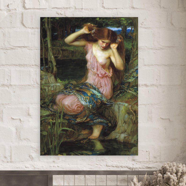 Puede incluir: Una pintura de una mujer con el pelo largo y rojo, vestida con un vestido rosa, sentada en una roca junto a un estanque. Ella est&aacute; sujetando su cabello con una mano y mirando hacia el agua. El fondo es un bosque exuberante con &aacute;rboles verdes y follaje.