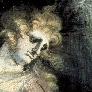 以下が含まれることがあります： 絵画の細部。肌の白い人物が、カールしたブロンドの髪と陰鬱な表情をしています。人物の顔は横を向き、暗い目とわずかに開いた口をしています。背景は暗く影になっています。