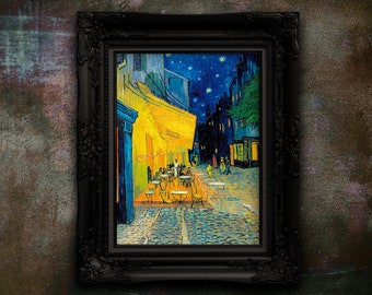 Puede incluir: Una pintura enmarcada de un café por la noche con un cielo estrellado. El café está iluminado con luz amarilla y hay gente sentada en mesas afuera. La pintura está en un marco negro.