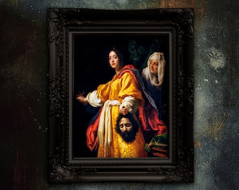 Puede incluir: Una pintura al óleo enmarcada que representa a una mujer con un vestido amarillo y rojo sosteniendo una cabeza cortada. La mujer está de pie junto a otra mujer con un vestido azul y blanco. La pintura está sobre un fondo oscuro.