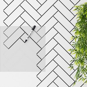 Puede incluir: Una superficie blanca con un patrón de espiga en blanco y negro. Una plantilla transparente con un patrón de espiga se coloca sobre la superficie. Se utiliza un marcador negro para trazar la plantilla.