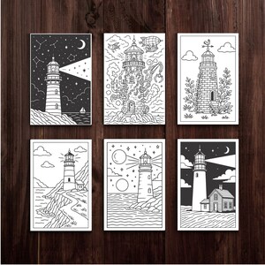 Pu&ograve; includere: Sei stampe artistiche di fari in bianco e nero. Ogni stampa presenta un design unico del faro, alcuni con cieli stellati, altri con elementi stravaganti come dirigibili e bracci meccanici. Le stampe sono esposte su uno sfondo di legno scuro.