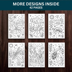 Op de afbeelding: Zes zwart-wit kleurplaten met gedetailleerde insectenillustraties, waaronder een sprinkhaan, mier en libelle. De pagina's staan tegen een donkere houten achtergrond. De tekst "MORE DESIGNS INSIDE 42 PAGES" staat bovenaan.