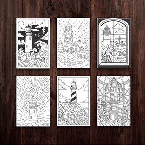 Pu&ograve; includere: Sei stampe artistiche di fari in bianco e nero. Ogni stampa presenta una scena di faro diversa, tra cui mari in tempesta, paesaggi innevati e viste interne. Le stampe sono esposte su uno sfondo di legno scuro.