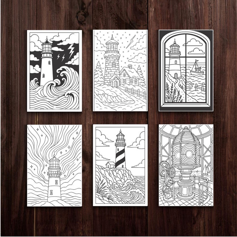 Pu&ograve; includere: Sei stampe artistiche di fari in bianco e nero. Ogni stampa presenta una scena di faro diversa, tra cui mari in tempesta, paesaggi innevati e viste interne. Le stampe sono esposte su uno sfondo di legno scuro.