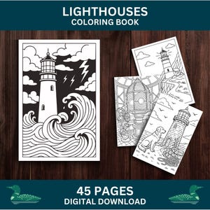 Pu&ograve; includere: Un libro da colorare in bianco e nero intitolato "Lighthouses Coloring Book" con 45 pagine. La copertina presenta una scena del faro con onde e fulmini. Pagine aggiuntive mostrano illustrazioni di fari, tra cui una con un cane.