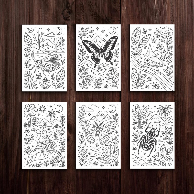 Op de afbeelding: Zes zwart-wit kunstprints met gedetailleerde illustraties van insecten en natuursc&egrave;nes. Elke print toont een ander insect, waaronder een vlinder, een mot en een kever, omringd door bladeren, bergen en hemelse elementen. De prints zijn gerangschikt op een donker houten oppervlak.