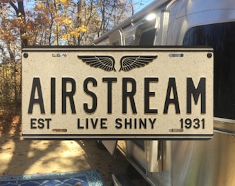 Matrícula Airstream con alas Art Deco, matrícula personalizada, matrícula de aventura, regalo Airstream, regalo para autocaravanas, regalo para acampar, matrícula Airstream