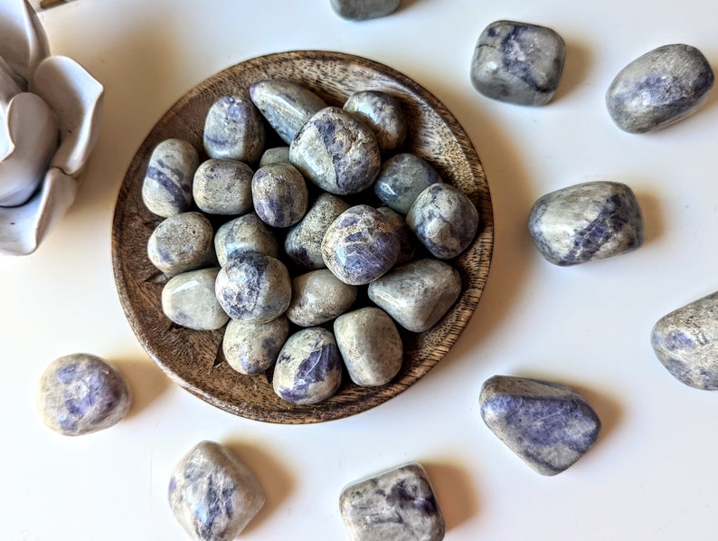 Hackmanite Tumbled Stone || UV Reactive - Etsy