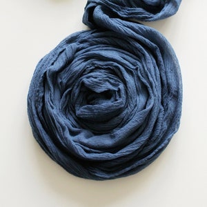 Chemin de table en gaze bleu marine teint à la main : étamine en coton doux