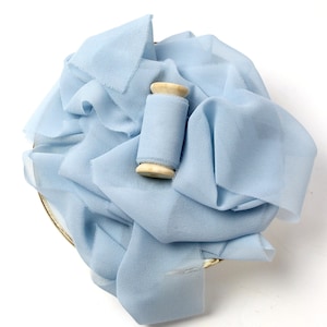 Ruban de soie bleu clair Ruban de mousseline de soie teint à la main Ruban de georgette de soie sur bobine en bois Ceinture de soie bleu bébé Ruban de mariée en mousseline de soie bleue