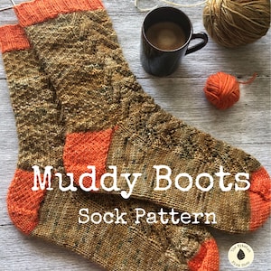 Peut inclure: Une paire de chaussettes tricotées avec un motif brun et orange. Les chaussettes sont disposées sur une surface en bois blanc avec une tasse de café et des pelotes de laine. Le texte "Muddy Boots Sock Pattern" est affiché sur l'image.
