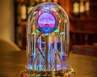 Steampunk-Lampe „Nikola“, Kunstskulptur mit Glaskuppel-Display und funktionierendem Voltmeter (dies ist eine Vorbestellung zur Herstellung)