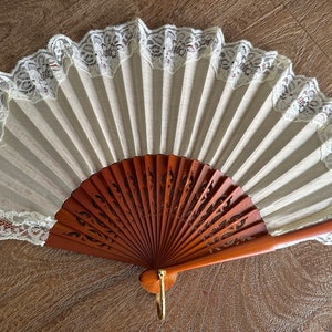 Abanico español de madera y encaje