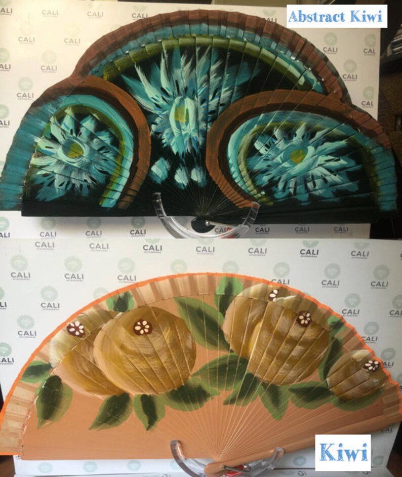 Puede incluir: Dos abanicos de mano con dise&ntilde;os pintados. El abanico superior tiene un dise&ntilde;o abstracto azul y verde con el texto "Abstract Kiwi". El abanico inferior tiene un fondo melocot&oacute;n con tres kiwis amarillos y hojas verdes.