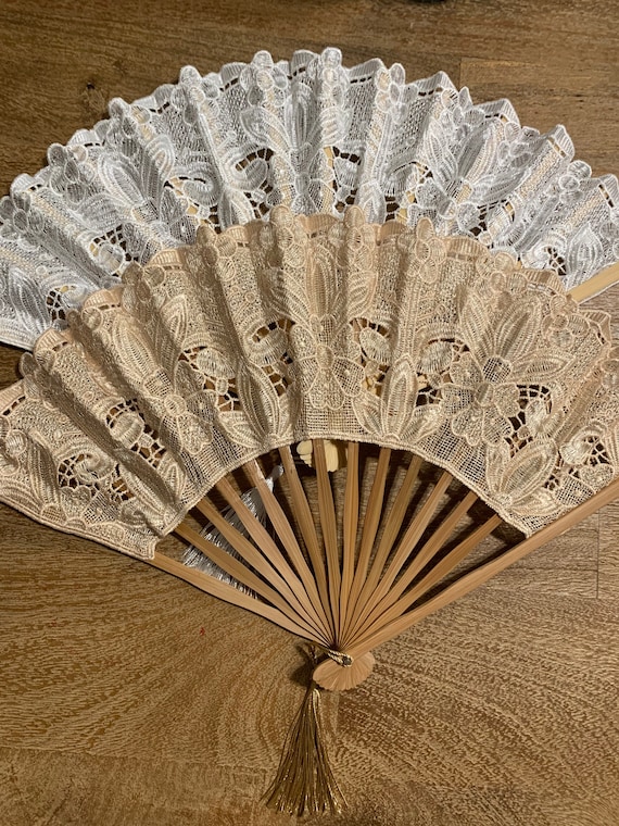 BOBBIN STICH Hand Fan