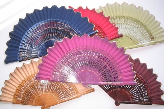 ASYMETRICAL HAND FAN