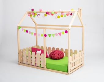 モンテッソーリ幼児用フロアハウスベッド、取り外し可能なレール付き木製ベッドフレーム、すのこ付き子供用ベッド