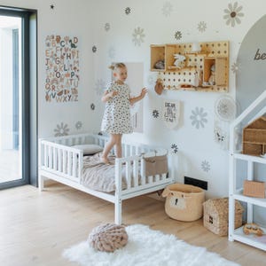 Letto Montessori con sponde per bambini, letto regolabile per bambini piccoli con sponde di protezione, in legno massello