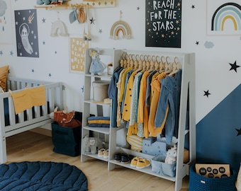 Armario infantil Montessori: perchero de madera con estructura en forma de A, almacenamiento de ropa infantil.