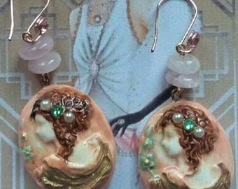 Boucles d'oreilles romantique motif camée en porcelaine, artisanales, Beige, Rose, couleurs douces. Style shabby, cadeaux la fête des mères
