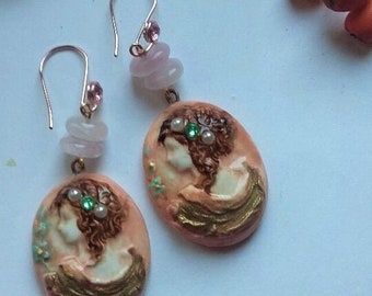 Boucles d'oreilles romantique motif camée en porcelaine, artisanales, Beige, Rose, couleurs douces. Style shabby, cadeaux la fête des mères