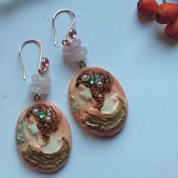 Boucles d'oreilles romantique motif camée en porcelaine, artisanales, Beige, Rose, couleurs douces. Style shabby, cadeaux la fête des mères