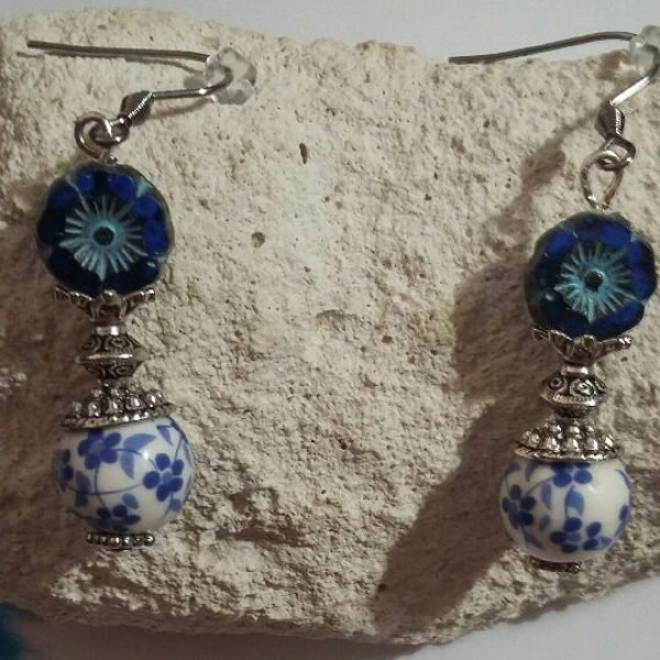 Boucles d'oreilles perle en porcelaine, Boucles d'oreilles fleur en verre tchèque bleu, Idée cadeau, Cadeau fête des mères,Bijoux