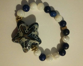 Bracelet étoile porcelaine, perles en gemme Lapis Lazuli, perles en nacre naturelle.