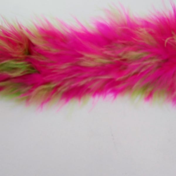 Cinta de plumas de marabú en tonos rosa intenso y verde lima. Adorno para manualidades, disfraces y sombrerería. Se vende cortado a medida.