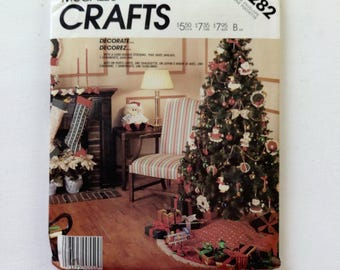 Christmas Ornaments McCall's Pattern 3282 - Several Different Ornaments, Tree Skirt, Card Holder, Wreath - UNCUT, FF