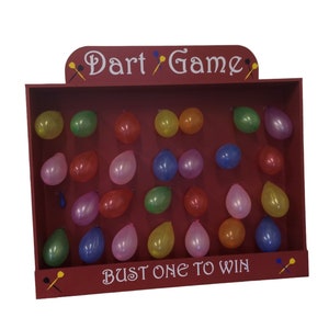 以下が含まれることがあります： 赤い木製のダーツゲームで、上部に「Dart Game」と印刷されています。ゲームには、25個のカラフルな風船がボードに取り付けられています。ボードの下部には「Bust One To Win」と書いてあります。
