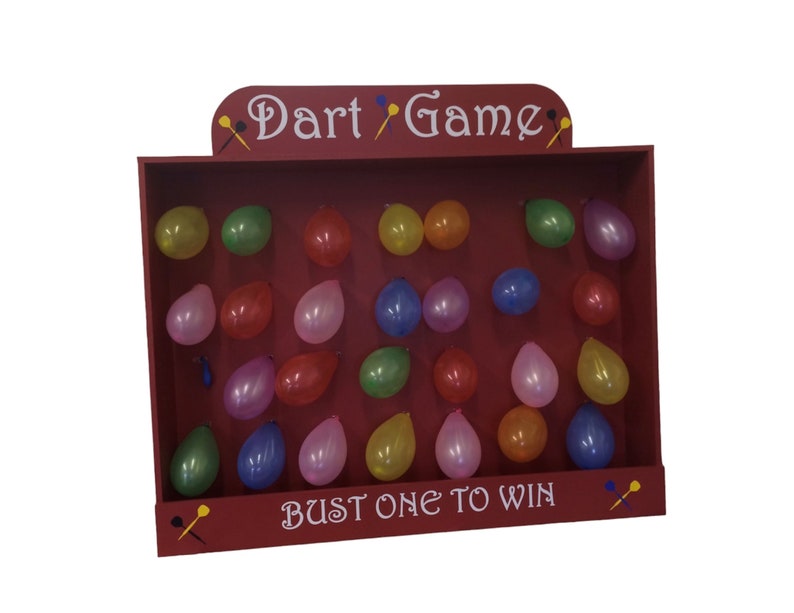以下が含まれることがあります： 赤い木製のダーツゲームで、上部に「Dart Game」と印刷されています。ゲームには、25個のカラフルな風船がボードに取り付けられています。ボードの下部には「Bust One To Win」と書いてあります。