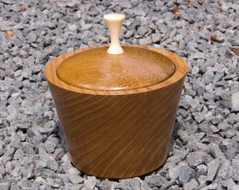 Twisted can of elm, lid from Bangkirai with knob of hornbeam