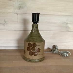 Schöne dänische Keramik Tischleuchte Basis von Niva Stentj / mittlere Größe / große Farben von grün