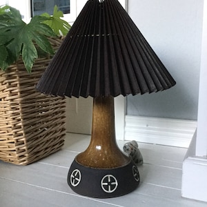 Danish Midcentury vintage ceramic table lamp in a nice shape and simple decoration - very midcentury /retro and 1970&#39;s style