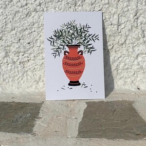 Cartolina con anfora e fogliame di ulivo con finitura oro - Cartolina greca - Illustrazione greca - Olive greche - Vaso greco antico - Ramo di ulivo immagine 3