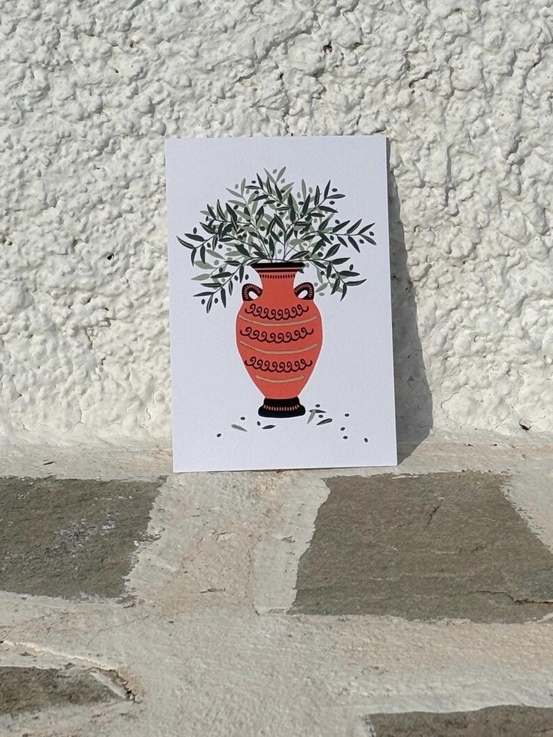 Cartolina con anfora e fogliame di ulivo con finitura oro - Cartolina greca - Illustrazione greca - Olive greche - Vaso greco antico - Ramo di ulivo immagine 3