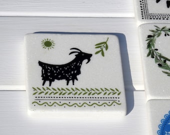 Sottobicchiere in marmo greco - Capra e ulivo - Articolo in marmo - Regalo greco - Illustrazione greca - Capra greca