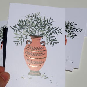 Cartolina con anfora e fogliame di ulivo con finitura oro - Cartolina greca - Illustrazione greca - Olive greche - Vaso greco antico - Ramo di ulivo immagine 6