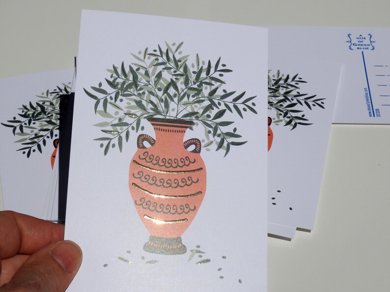 Cartolina con anfora e fogliame di ulivo con finitura oro - Cartolina greca - Illustrazione greca - Olive greche - Vaso greco antico - Ramo di ulivo immagine 6